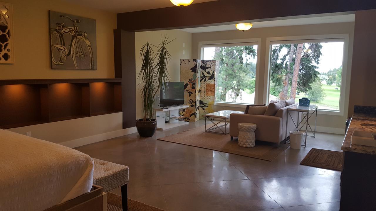 Teehouse Bed & Breakfast เวสต์ เคโลว์นา ภายนอก รูปภาพ